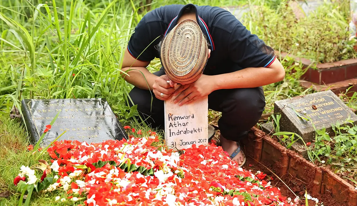 Maut, rejeki, dan jodoh memang Tuhan yang mengatur. Lantaran itu, ketika anak ke-3nya meninggal dunia, Indra Bekti terlihat berusaha untuk menerimanya. Menurutnya Allah belum mempercayainya untuk memiliki anak laki-laki. (Bambang E. Ros/Bintang.com)