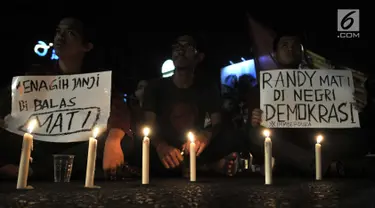 Mahasiswa Ikatan Mahasiswa Muhammadiyah (IMM) melakukan aksi solidaritas di depan Gedung Muhammadiyah, Jakarta, Kamis (26/9/2019). Aksi itu mendoakan almarhumah Randi, salah satu mahasiswa Universitas Haluoleo yang tewas saat dmeonstrasi di depan kantro DPRD Sulut. (merdeka.com/Iqbal S Nugroho)