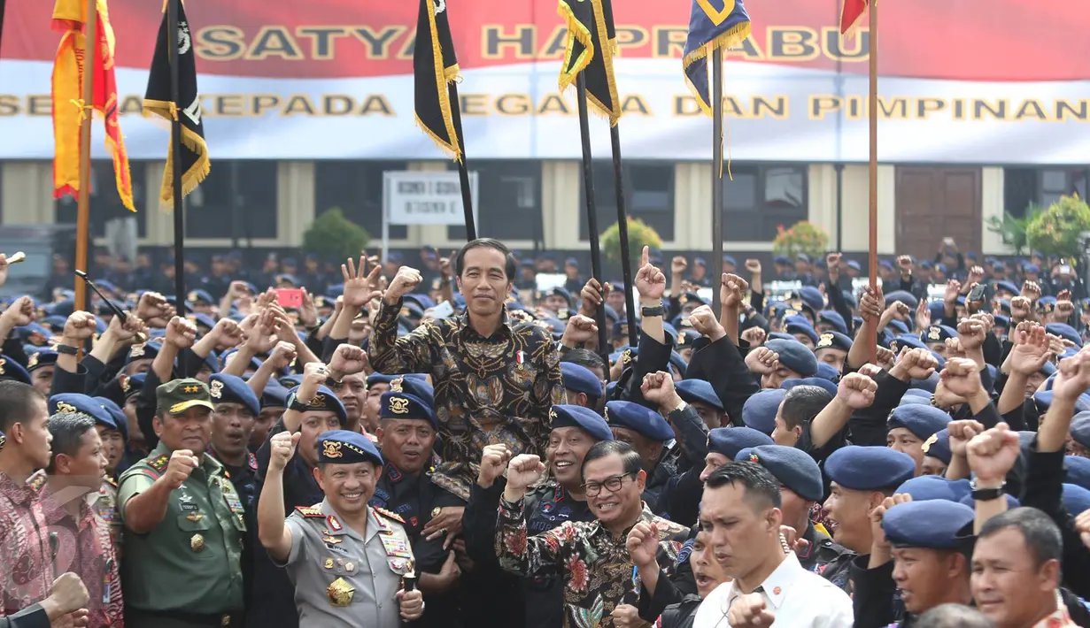 Presiden Jokowi dipanggul pasukan Brimob usai memimpin apel Korps Brimob Polri di Kelapa Dua, Depok, Jumat (11/11). Dalam arahannya, Presiden mengapresiasi kerja Brimob yang membantu pengamanan unjuk rasa 4 November 2016. (Liputan6.com/Immanuel Antonius)