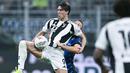 Pemain Inter Milan, Stefan de Vrij, berebut bola dengan pemain Juventus, Dusan Vlahovic, pada laga Liga Italia di Stadion Giuseppe Meazza, Minggu (27/10/2024). (AFP/Gabriel Bouys)