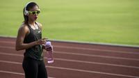 Pelari Indonesia, Emilia Nova, melepas dahaga saat pemusatan latihan di Stadion Madya Senayan, Jakarta, Kamis (2/8/2018). Pemusatan latihan ini merupakan persiapan jelang Asian Games XVIII. (Bola.com/Vitalis Yogi Trisna)