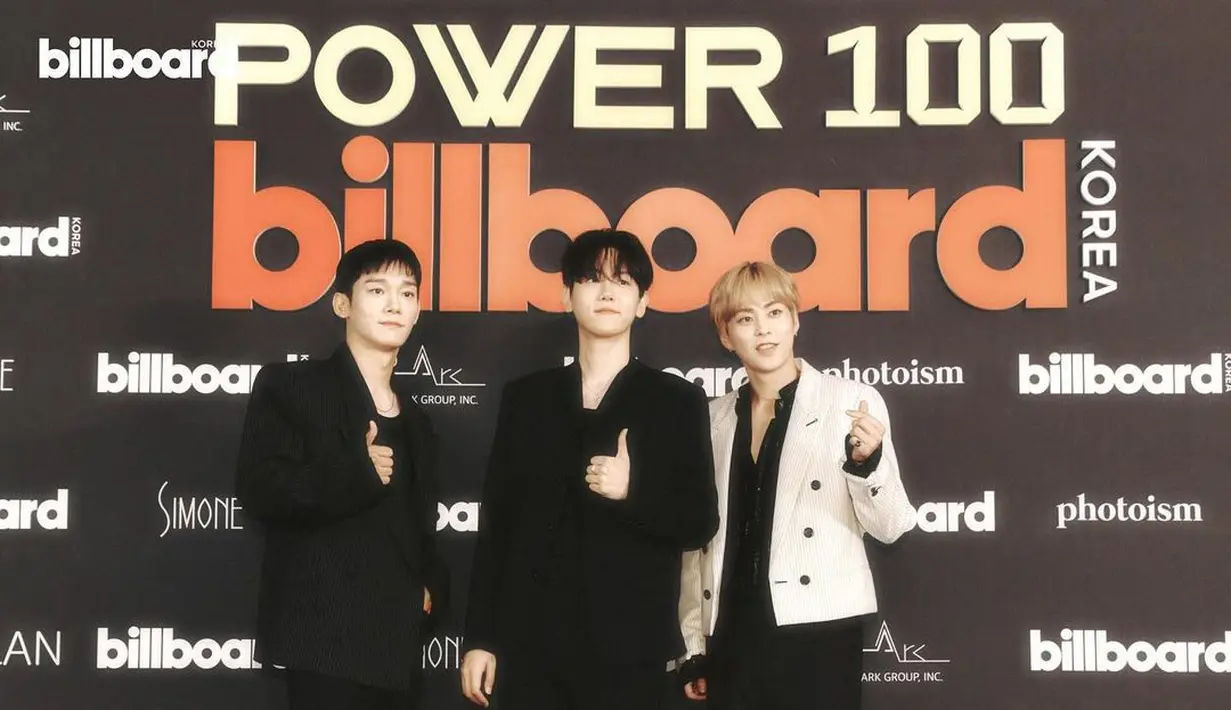 EXO CBX yang terdiri dari Baekhyun, Xiumin, dan Chen kompak kenakan jas nuansa hitam-putih. [@billboard_korea].