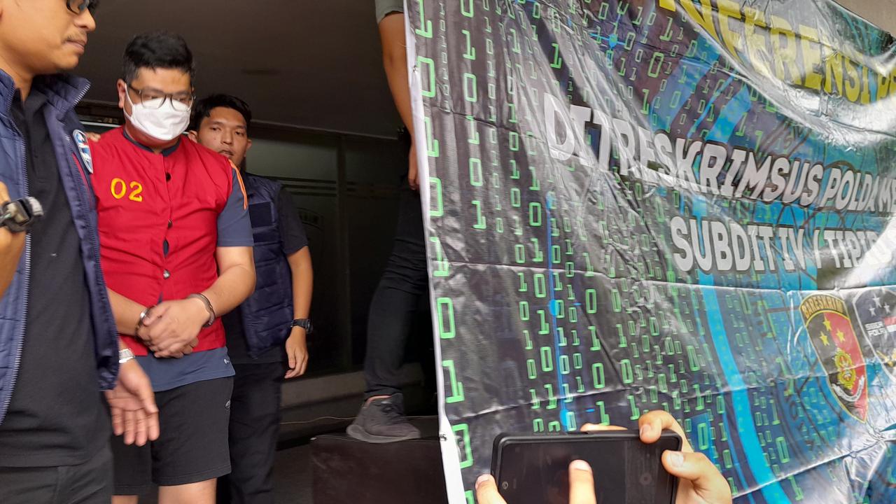 Polisi menahan Mohammad Iman Mahlil usai ditetapkan sebagai tersangka kasus dugaan penipuan modus memalsukan tampilan QRIS di sejumlah masjid.