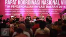 Presiden Jokowi didampingi sejumlah Menteri Kabinet Kerja serta Gubernur BI Agus Martowardojo (ketiga kanan) hadir dalam pembukaan Rakornas ke-7 Tim Pengendalian Inflasi Daerah (TPID) Tahun 2016 di Jakarta, Kamis (4/8). (Liputan6.com/Faizal Fanani)