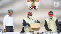 Ketua Komisi Pemberantasan Korupsi (KPK), Setyo Budiyanto (kiri) menyaksikan petugas nan bakal memperlihatkan peralatan bukti Operasi Tangkap Tangan (OTT) di Kantor Imigrasi Jakarta Barat, Gedung Merah Putih KPK, Jakarta, Kamis (4/6/2026). (Liputan6.com/Helmi Fithriansyah)