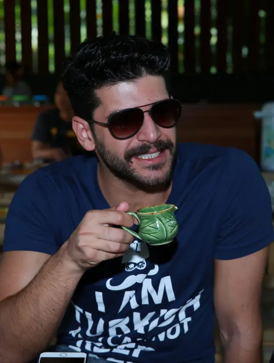 Emre Kivilcim pemeran Selim di serial 'Elif' mencicipi kopi luwak di tempat pembuatan kopi di Bali, Teba Sari Bali Agrotourism, pada Rabu (26/8/2015). (Deki Prayoga/Bintang.com)