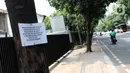 Lembaran informasi kepindahan dipaku di batang pohon di kawasan Pakubuwono, Jakarta, Kamis (21/11/2019). Setiap 21 November diperingati sebagai Hari Pohon Sedunia, hal ini untuk mengingatkan masyarakat akan manfaat tanaman bagi kehidupan dan pelestarian lingkungan. (Liputan6.com/Helmi Fithriansyah)