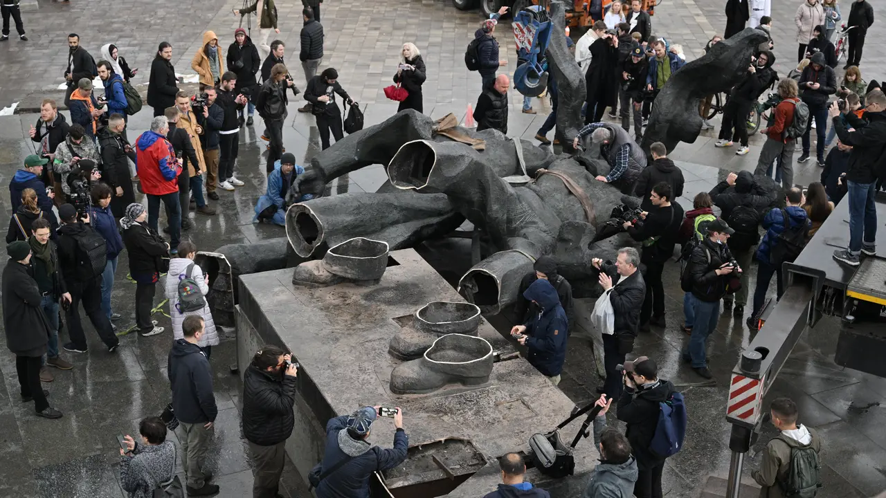 Monumen Persahabatan Rusia-Ukraina Dihancurkan