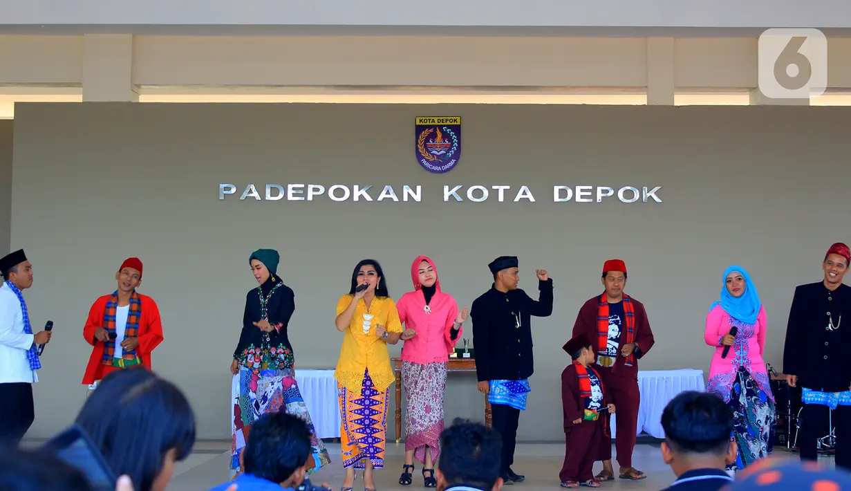 Seniman saat menghibur pengunjung di Alun-Alun Kota Depok, Minggu (12/1/2020). Alun-alun seluas 3,9 hektare ini dilengkapi berbagai fasilitas, mulai dari padepokan, wall climbing, skate park, working space, hingga gerai UMKM. (Merdeka.com/Muhammad Fayyadh/Magang)