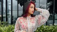 Ia terlihat tampil dengan gaya rambut red fringe yang membuat penampilannya cukup berbeda. Meski begitu, tak sedikit netizen yang menyebut jika warna merah pada rambutnya dianggap cocok. (Liputan6.com/IG/@fuji_an)