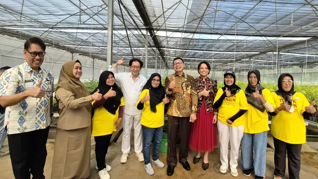 Kepala Dinas Kesehatan Provinsi Jawa Tengah dr. Zulfachmi Wahab, Kepala BPOM Prof. dr. Taruna Ikrar, M.Biomed., MD., Ph.D. bersama Ketua Dharma Wanita Persatuan (DWP) BPOM dr. Elfi Wardaningsih mengunjungi Green House Nursery - Pusat Penelitian Rempah Sido Muncul (PPRS).