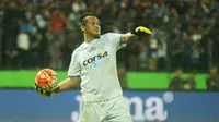 Kiper ketiga Arema Crronus, Achmad Kurniawan mendapatkan pujian dari Milomir Seslija setelah tampil apik melawan Persija Jakarta. (Bola.com/Iwan Setiawan)