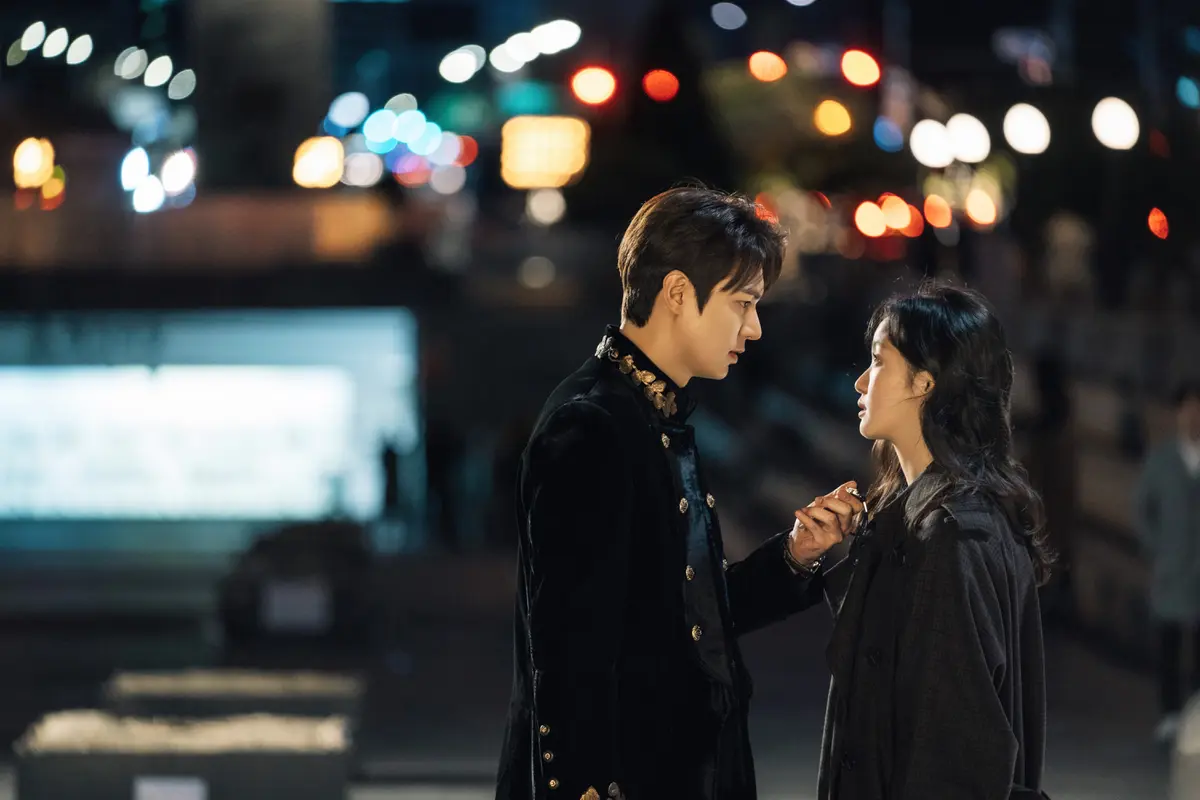 Lee Min Ho dan Kim Go Eun dalam The King Eternal Monarch (Netflix)