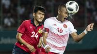 Bek Indonesia, Hansamu Yama, duel udara dengan pemain Laos, Aphixay Thanakhanty, pada laga Asian Games di Stadion Patriot, Jawa Barat, Jumat (17/8/2018). Indonesia menang 3-0 atas Laos. (Bola.com/Vitalis Yogi Trisna)