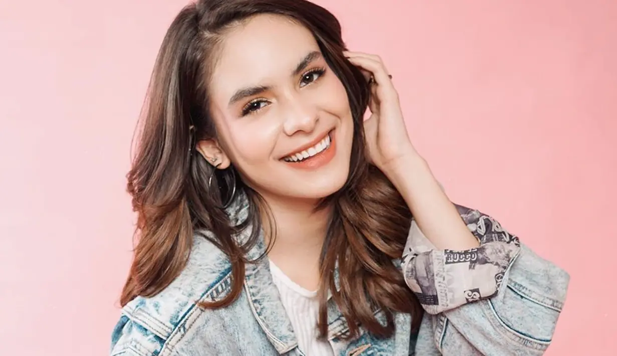 Salah satunya adalah penampilannya yang kerap memakai jaket denim. Denim memang menjadi pilihan banyak orang akrena bisa memberikan kesan santai dan juga chic. (Liputan6.com/IG/@steffizamoraaa)