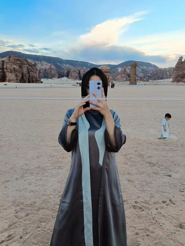 8 Potret Liburan Nikita Willy dan Keluarga di Al Ula Usai Umroh, Curi Perhatian