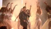 Penampilan Nick Jonas membawakan lagu barunya “Find You” di panggung American Music Awards (AMA) 2017, Los Angeles, Minggu (19/11). Nick terlihat menari bersama dancer-dancer wanitanya yang seksi dengan busana menerawang. (Matt Sayles/Invision/AP)