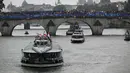 Kontingen Indonesia bersama kontingen India dan Iran berlayar di atas perahu saat upacara pembukaan Olimpiade Paris 2024 di Sungai Seine, Paris Prancis, 26 Juli 2024. (AFP/Sebastien Bozon)