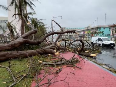 Kerusakan yang disebabkan oleh angin kencang dan curah hujan sehari setelah Topan Mawar melewati Teluk Tumon, Guam, 25 Mei 2023. (AFP/James Reynolds)