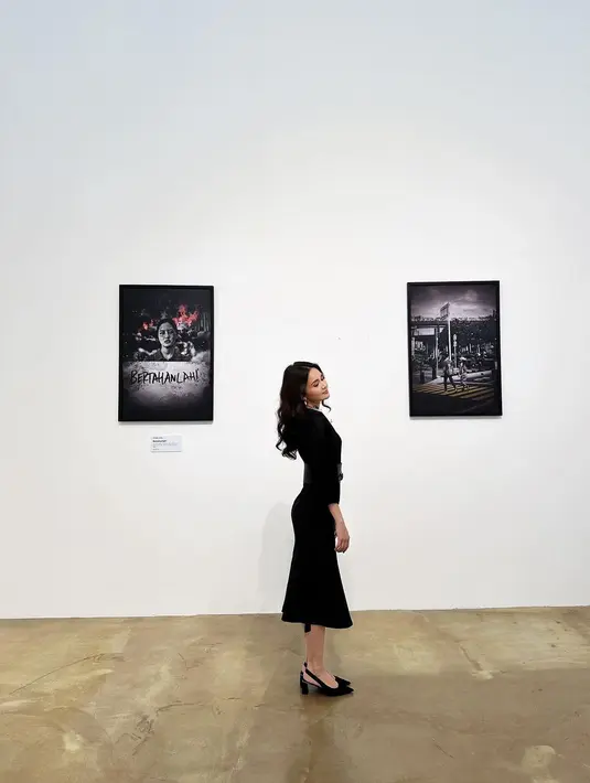<p>Inspirasi gaya simple untuk pergi ke museum ala Michelle Ziudith. Ia mengenakan midi dress hitam yang sederhana, dipadu dengan kitten heels yang sama-sama berwarna hitam. Black can never be wrong, right? Foto: Instagram.</p>