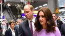 “Pangeran dan Putri Cambridge dengan senang hati mengumumkan bahwa Putri Cambridge kini sedang menanti akan ketiganya,” tulis pengumuman Kensington Palace. (AFP/Bernd Von Jtrczenka)