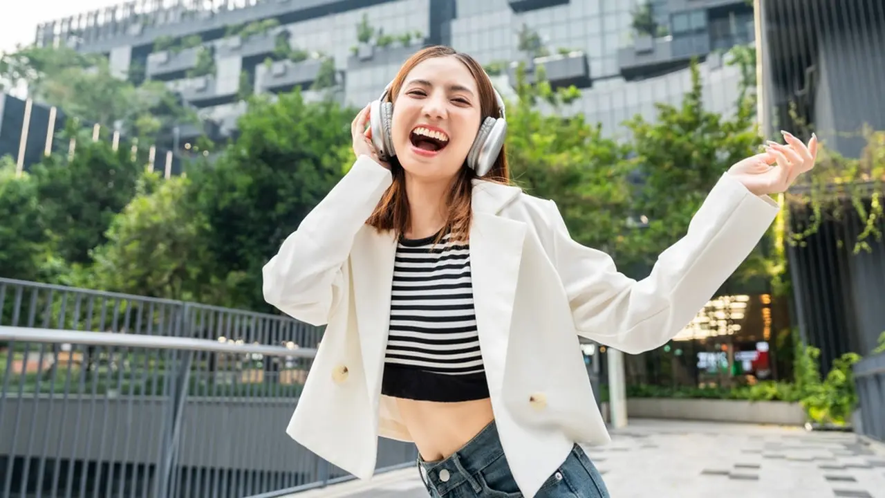 mendengarkan musik baju putih santai gembira tertawa