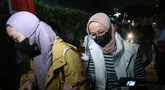Istri Bupati Pemalang Anom Widiyantoro, Noor Faizah Maenofie dikawal penyidik KPK saat tiba di Gedung Merah Putih KPK, Jakarta, Rabu (29/7/2026). (KLY/ Arie Basuki)