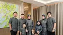 Foto keluarga kali ini diunggah oleh Aurel. Menampilkan Ashanty dalam balutan gamis yang serasi dengan anggota keluarga lainnya, bernuansa hijau kebiruan dengan motif abstrak yang super cantik, ia padukan dengan hijab polos berwarna senada. Foto: Instagram.