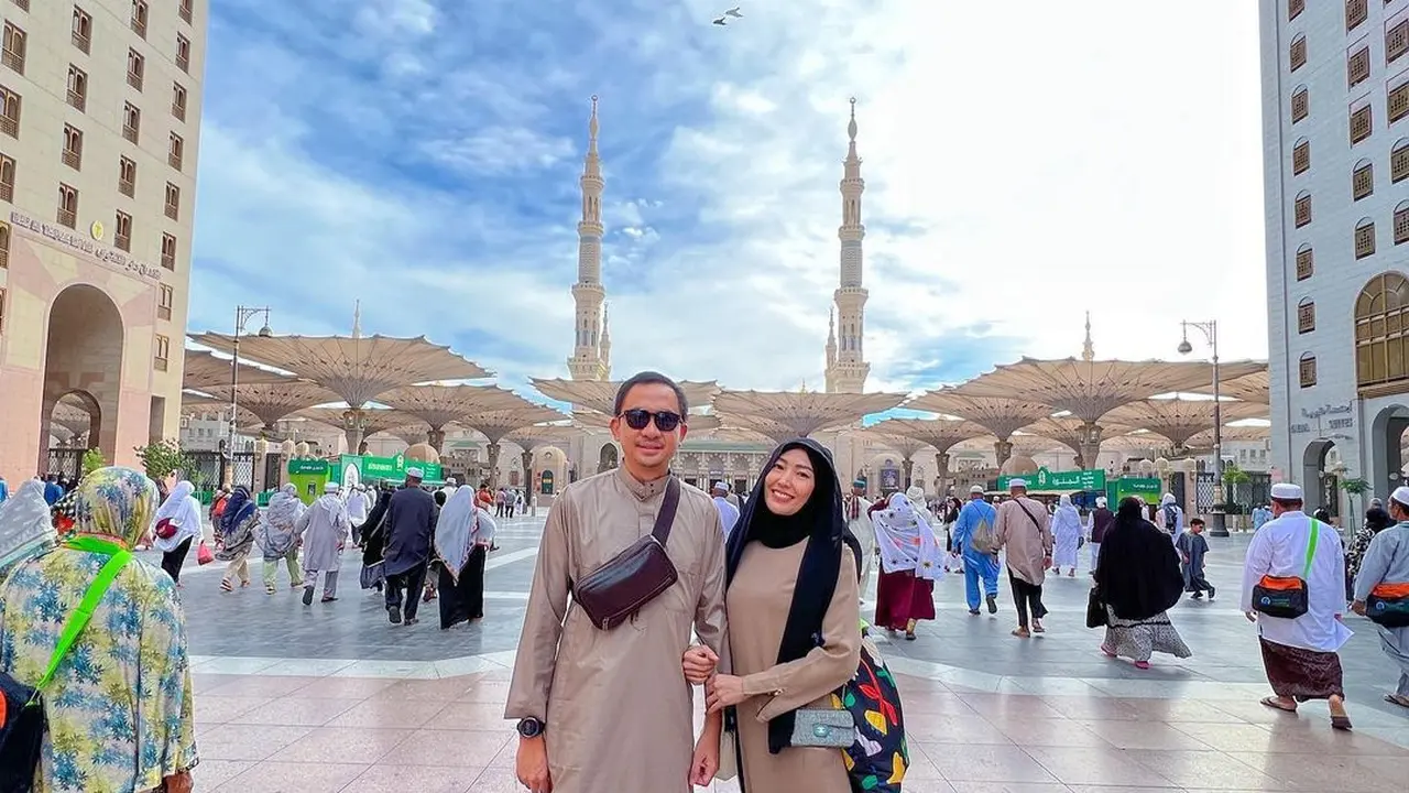 Ayu Dewi dan Regi Datau (Sumber: Instagram/mrsayudewi)