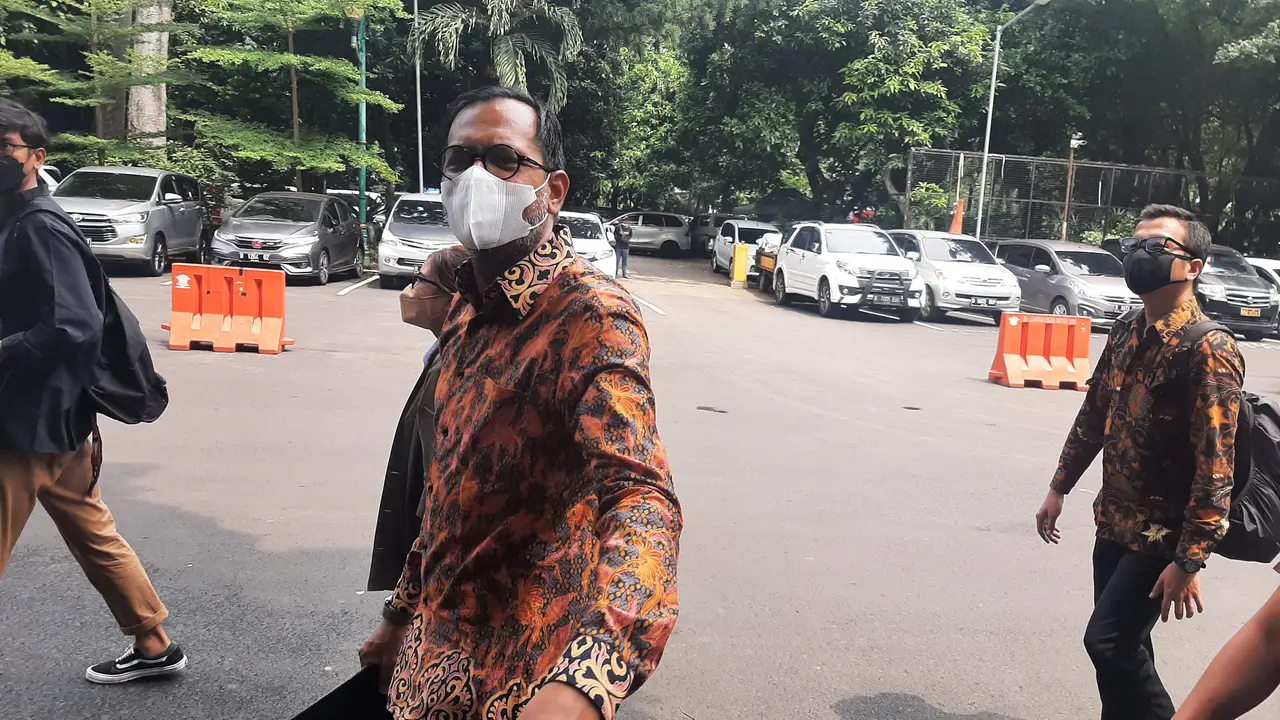 Direktur Lokataru Haris Azhar dan Koordinator KontraS Fatia Maulida mendatangi Polda Metro Jaya, Kamis (21/10/2021)