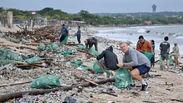 Bagai Gurun, Sampah Plastik Banjiri Pantai Kedonganan Bali