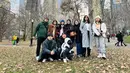 Menariknya, selama di sana ia sempat bertemu dengan Ari Lasso sekeluarga yang juga berlibur. Mereka bertemu dan bermain di Central Park. Meski demikian, Ahmad Dhani tidak ada di tengah-tengah mereka. Mulan sendiri tak menjelaskan alasan Dhani tidak ikut.(Liputan6.com/IG/@mulanjameela1)