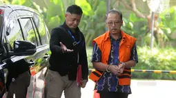 Mantan Sekretaris Daerah Kota Malang Cipto Wiyono (kanan) tiba di Gedung KPK, Jakarta, Kamis (16/5/2019). Cipto Wiyono diperiksa sebagai tersangka terkait kasus dugaan suap Anggaran Pendapatan dan Belanja Daerah (APBD) Kota Malang TA 2015. (merdeka.com/Dwi Narwoko)