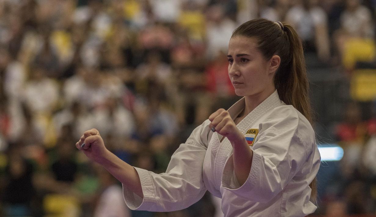 Penampilan karateka cantik asal Rusia, Rumiantceva Anastasiia, pada Kejuaraan Dunia Karate Junior, Cadet, dan U-21 2015. (Bola.com/Vitalis Yogi Trisna)