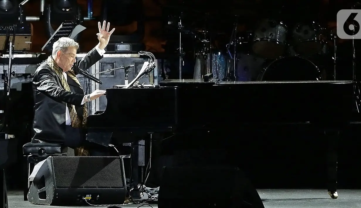 Komposer dunia David Foster tampil dalam gelaran Batik Music Festival 2019 di Candi Prambanan, Yogyakarta, Sabtu (5/10/2019). Meski di usia yang hampir menginjak 70 tahun, David Foster tetap tampil prima di hadapan ribuan penonton. (Kapanlagi.com/Bambang Ekoros Purnama)