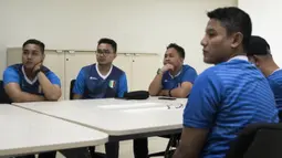 Peserta grand final Super Soccer Futsal Battle 2017 mengadakan media visit di Kantor Redaksi Bola.com, Jakarta, Selasa (17/10/2017). Grand final akan digelar di Bintaro Exchange pada 21-22 Oktober mendatang. (Bola.com/Vitalis Yogi Trisna)
