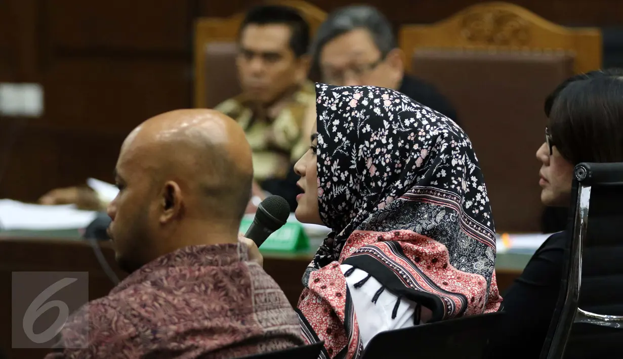 Istri terdakwa sidang dugaan suap Raperda Teluk Reklamasi, M Sanusi, Evelien Irawan, menjadi saksi pada persidangan suaminya, di Pengadilan Tipikor, Jakarta, Senin (3/10). Pada sidang ini, JPU KPK menghadirkan tujuh orang saksi (Liputan6.com/Helmi Afandi)