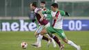 Dua gol kemenangan The Hammers di markas Rapid Vienna masing-masing dicetak oleh Andriy Yarmolenko dan penalti Mark Noble. (AP/Lisa Leutner)