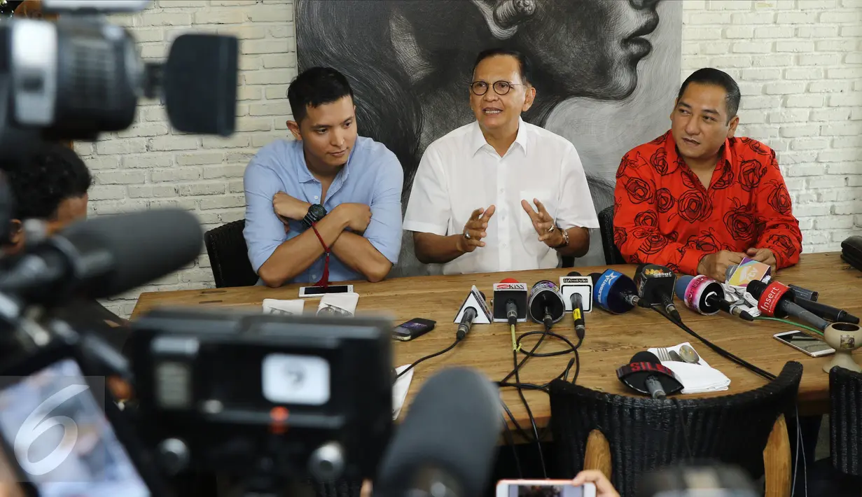 Suasana klarifikasi aktor kawakan Roy Marten terkait fotonya bersama dengan perempuan muda bernama Dini Indriani, di kawasan Mahakam, Jakarta, Jumat (30/12). Roy Marten berharap media tak lagi membahas masalah tersebut. (Liputan6.com/Herman Zakharia)