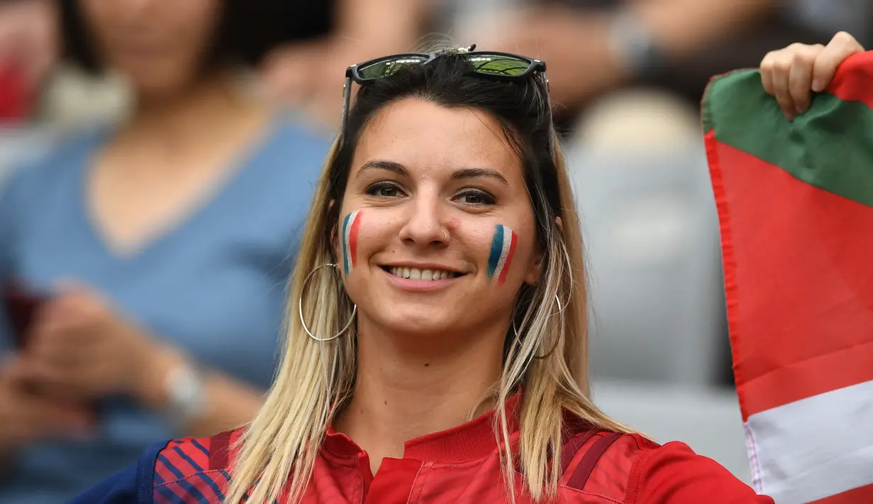 Suporter Prancis menunggu dimulainya pertandingan antara Prancis dengan Argentina pada Rugby World Cup 2019 di Stadion Tokyo, Jepang, 21 September 2019. Rugby World Cup 2019 berlangsung pada 20 September  hingga 2 November. (TRIBALLEAU CHARLY/AFP)