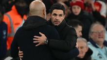 Manajer Manchester City asal Spanyol, Pep Guardiola (kiri), dan manajer Arsenal asal Spanyol, Mikel Arteta (kanan), berpelukan setelah pertandingan Liga Primer Inggris antara Arsenal dan Manchester City di Stadion Emirates di London pada 2 Februari 2025. Arsenal memenangkan pertandingan dengan skor 5-1. (Glyn KIRK/AFP)