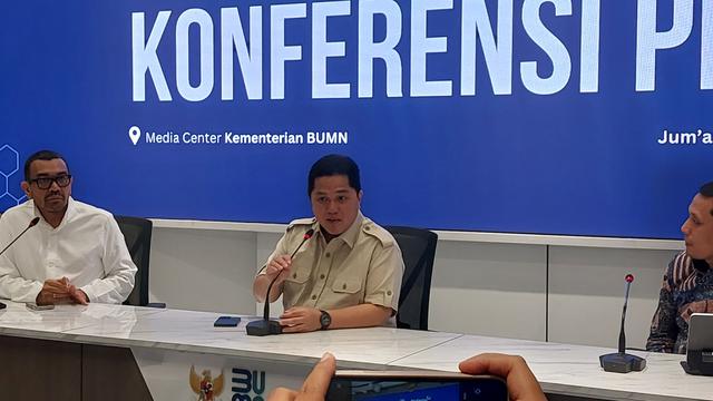 Menteri BUMN Erick Thohir dalam Konferensi Pers mengenai Indo Farma di Kantor Kementerian BUMN, Jakarta, Jumat (1/11/2024).