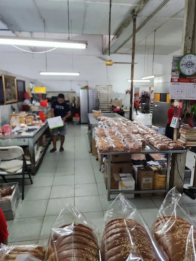Toko Roti Gelora Jatinegara