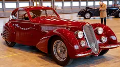 Mobil Alfa Romeo 8C 2900B tahun 1939 dipamerkan di hanggar Orly, Paris, Senin (26/11). Mobil yang akan dilelang pada acara Retromobile, 8 Februari 2019 ditaksir dengan nilai 16-22 miliar Euro atau sekitar 250-350 miliar Rupiah. (Francois Guillot / AFP)