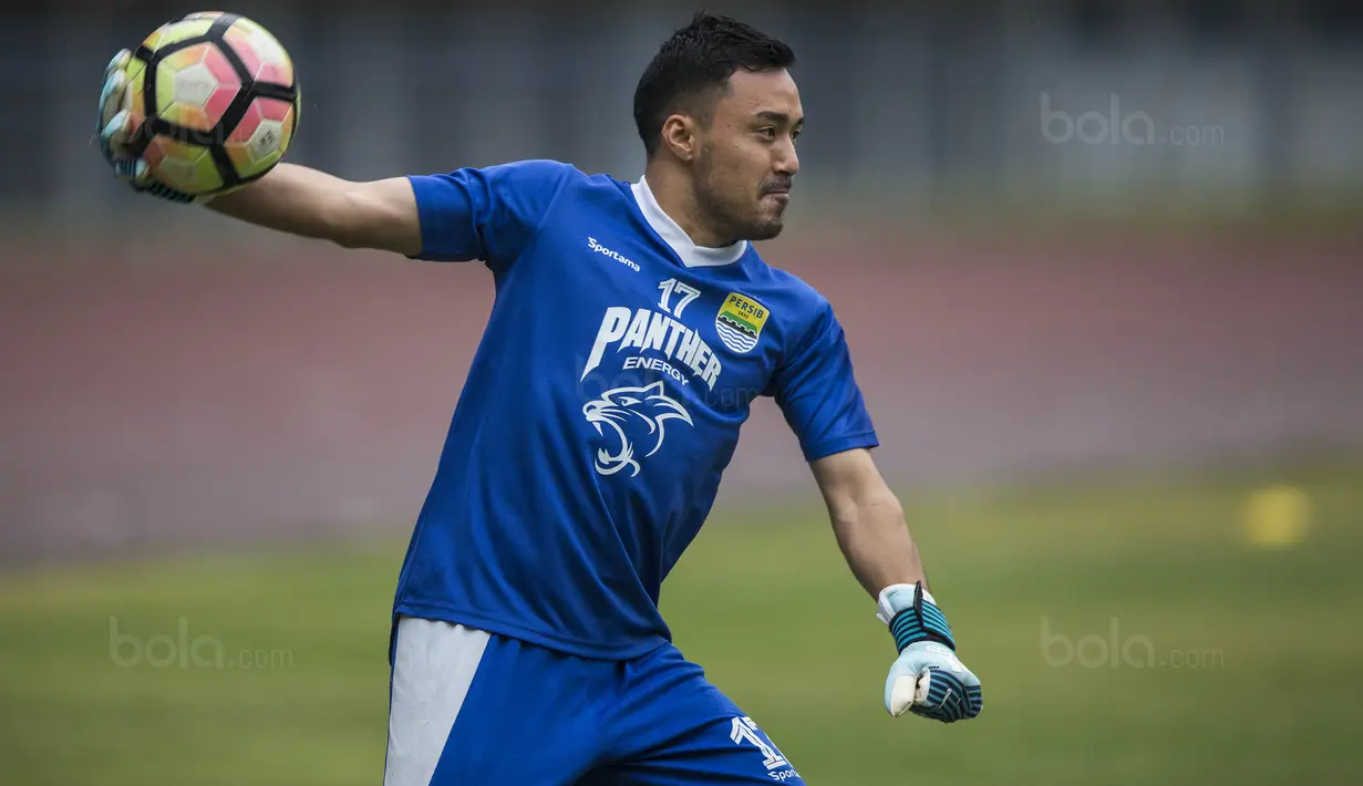 Gelandang Persib, Shohei Matsunaga, menjadi kiper saat latihan di Stadion GBLA, Jawa Barat, Kamis (20/7/2017). Persib bersiap menghadapi Persija pada laga Liga 1. (Bola.com/Vitalis Yogi Trisna)