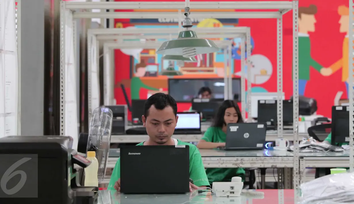 Pekerja memantau toko online di gudang Mataharimall.com di Jakarta, Rabu (20/1/2016). Penetapan E-Commerce menjadi program nasional pemerintah akan diluncurkan akhir Januari 2016. (Liputan6.com/Angga Yuniar)