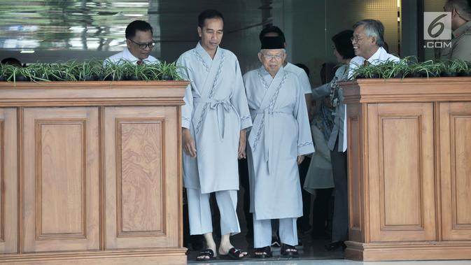 Pasangan bakal calon presiden dan wakil presiden Joko Widodo atau Jokowi (kiri) dan KH Ma'ruf Amin (kanan) sebelum tes kesehatan di RSPAD Gatot Subroto, Jakarta, Minggu (12/8). Keduanya tiba pukul 08.00 WIB. (Merdeka.com/Iqbal Nugroho)