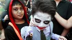 Siswa sekolah Brainshire Sains memakai kostum Joker dalam film Batman selama parade halloween di kota Paranaque, Filipina, Jumat (30/10/2015). Anak - anak ini ikut merayakan halloween yang dirayakan setiap akhir bulan oktober. (REUTERS/Romeo Ranoco)
