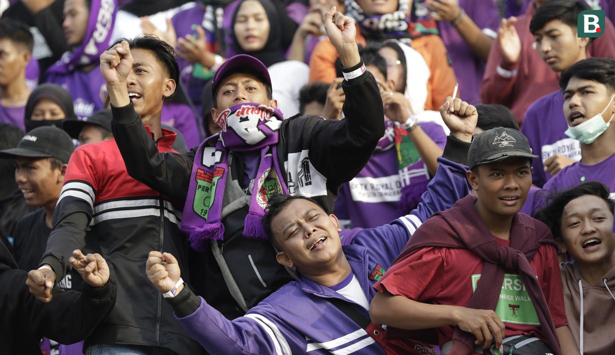 Suporter Persita saat menyaksikan pertandingan Persita Tangeran melawan PSM Makassar pada laga Shopee Liga 1 di Stadion Sport Center, Tangerang, Jumat (6/3). Persita memiliki suporter setia dan fanatik seperti La Viola dan Southern Ultras Persita. (Bola.com/M. Iqbal Icshan)