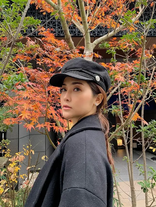 Gaya Eva Anindita dengan busana serba hitam dari topi hingga jaketnya ini juga jadi sorotan. Penampilan Eva satu ini juga membuatnya terlihat begitu elegan. (Liputan6.com/IG/@eva_anindita_zachrie)